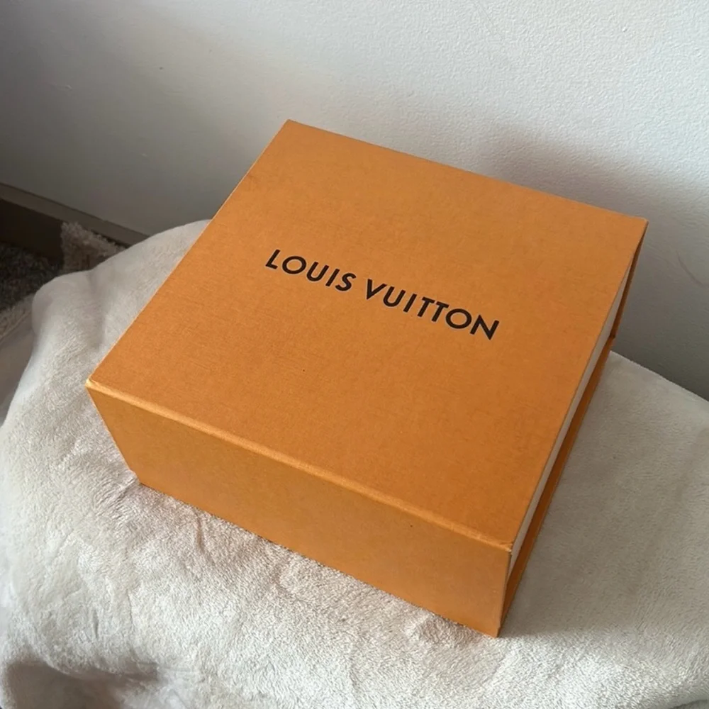 Louis Vuitton Mini Deauville Crossbody - Picture 9 of 13